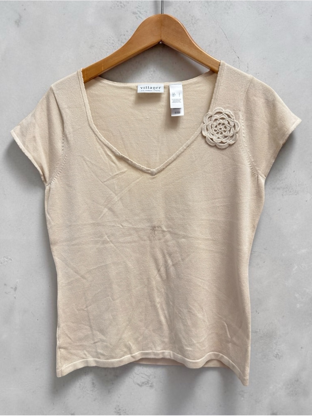 Liz Claiborne Cream V-Neck Short Sleeve Top with Rosette